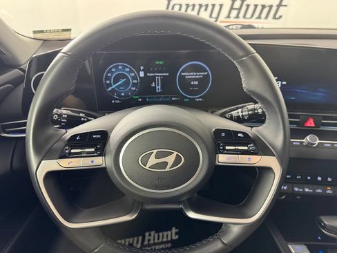 Used 2025 Hyundai Elantra Limited FWD image 13