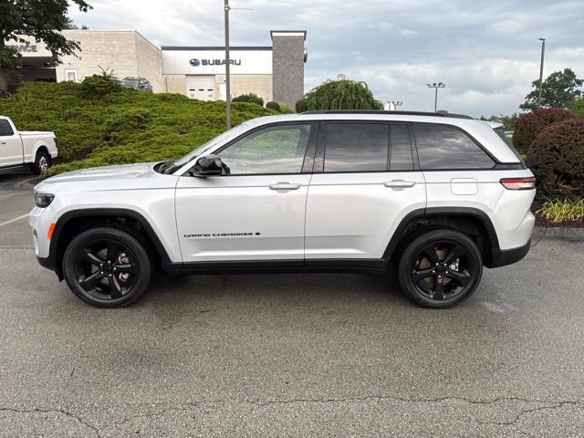 Used 2023 Jeep Grand Cherokee Altitude AWD/4WD image 2