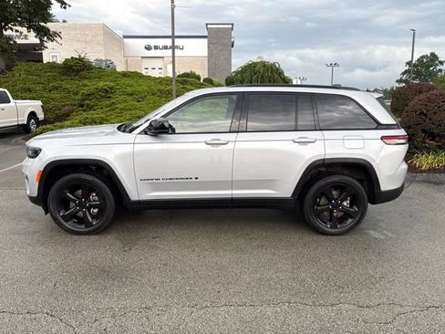 Used 2023 Jeep Grand Cherokee Altitude AWD/4WD image 2