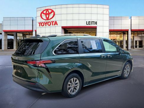 Used 2021 Toyota Sienna XLE image 5