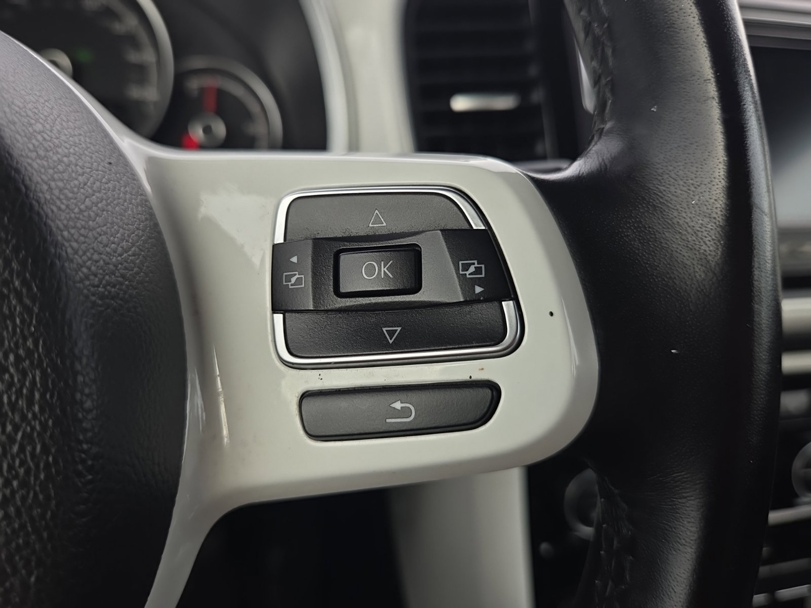 Used 2019 Volkswagen Beetle 2.0T SE FWD image 25