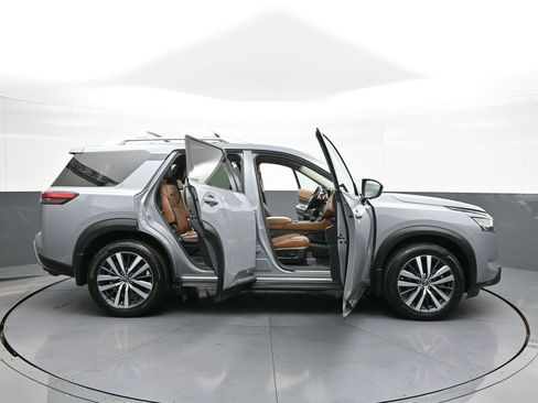 Used 2022 Nissan Pathfinder Platinum w/ Cargo Package image 44