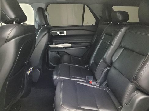 Used 2020 Ford Explorer XLT w/ Equipment Group 202A RWD image 18