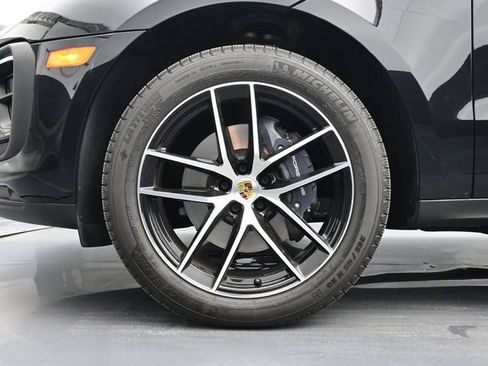 Certified 2025 Porsche Macan AWD/4WD image 6