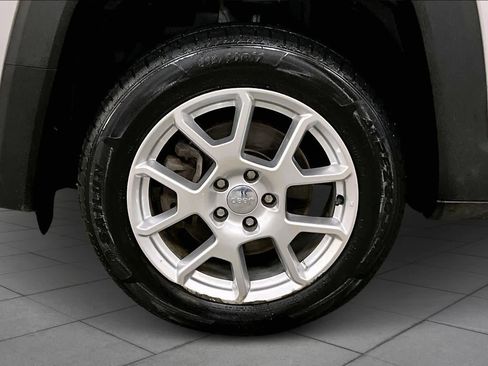 Used 2020 Jeep Renegade Latitude w/ Cold Weather Group image 10