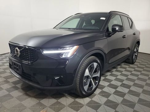 Certified 2025 Volvo XC40 B5 Plus image 4