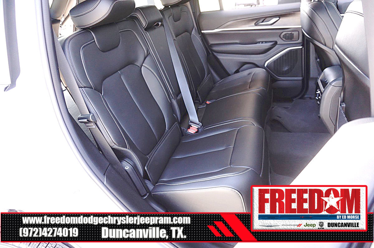 New 2026 Jeep Grand Cherokee Limited w/ Limited Altitude Package AWD/4WD image 16