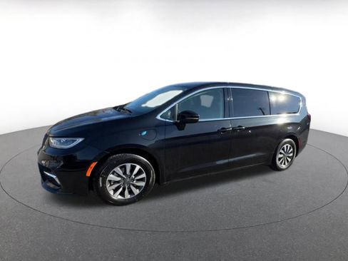 Used 2023 Chrysler Pacifica Touring-L image 8