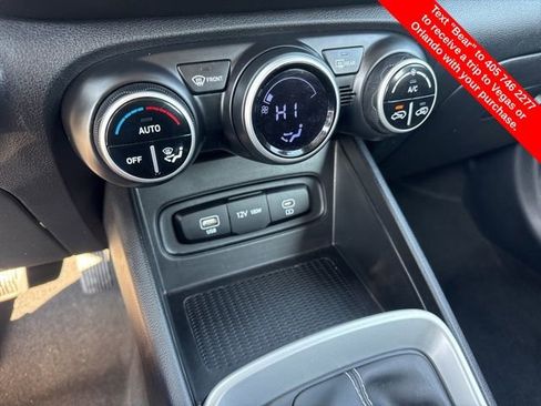 Used 2025 Hyundai Venue SEL image 24