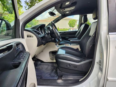 Used 2017 Dodge Grand Caravan SXT FWD image 5