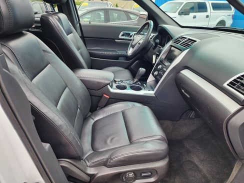 Used 2014 Ford Explorer XLT w/ Equipment Group 202A AWD/4WD image 31