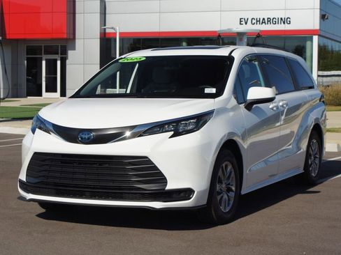 Used 2025 Toyota Sienna LE image 24