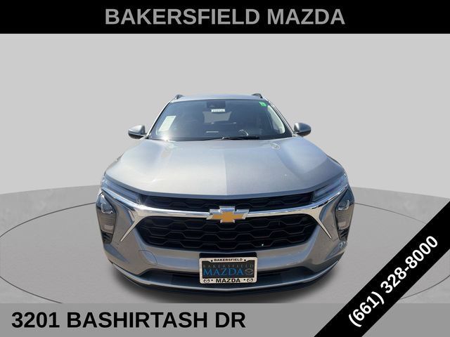 Used 2025 Chevrolet Trax LT FWD image 8