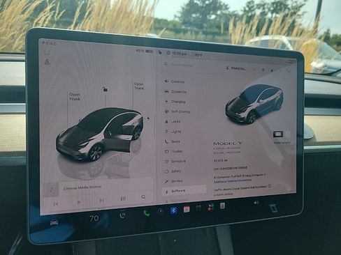 Used 2022 Tesla Model Y Long Range AWD/4WD image 25