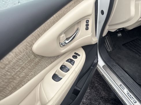 Used 2024 Nissan Murano SL image 16