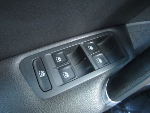 Used 2019 Volkswagen Golf SE image 31