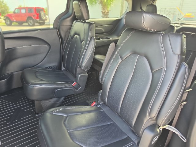 Used 2023 Chrysler Pacifica Touring-L w/ S Appearance Package FWD image 11
