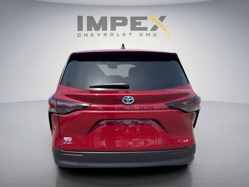 Used 2025 Toyota Sienna LE FWD image 4