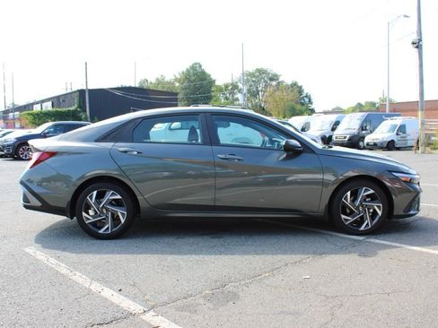 Used 2025 Hyundai Elantra Sport FWD image 8