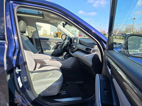 Certified 2022 Toyota Highlander Platinum image 11