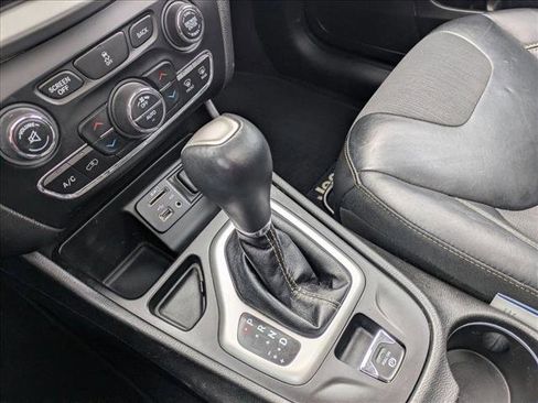 Used 2018 Jeep Cherokee Latitude Plus w/ Comfort/Convenience Group image 12