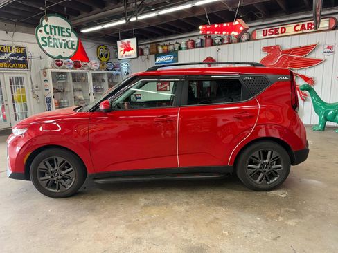 Used 2020 Kia Soul EX image 2