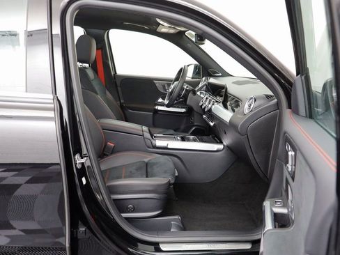 Used 2025 Mercedes-Benz GLB 35 AMG 4MATIC image 19