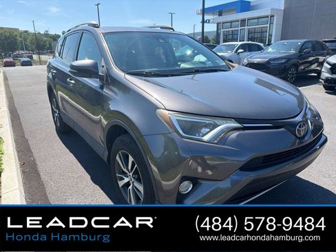 Used 2017 Toyota RAV4 XLE AWD/4WD image 2