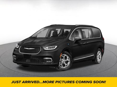 Used 2023 Chrysler Pacifica Touring-L FWD image 1