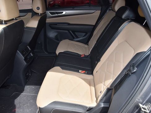 Used 2024 Volkswagen Atlas Cross Sport SE w/ Panoramic Sunroof Package FWD image 12