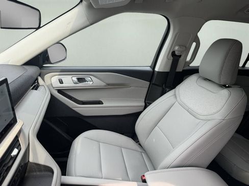 New 2026 Ford Explorer Active w/ Active Comfort Package AWD/4WD image 17