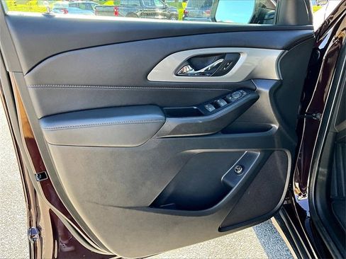 Used 2023 Chevrolet Traverse LT image 9