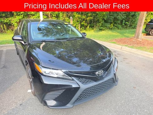Used 2020 Toyota Camry SE w/ Convenience Package FWD image 3