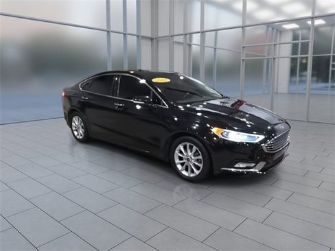 Used 2017 Ford Fusion SE w/ Fusion SE Technology Package image 2
