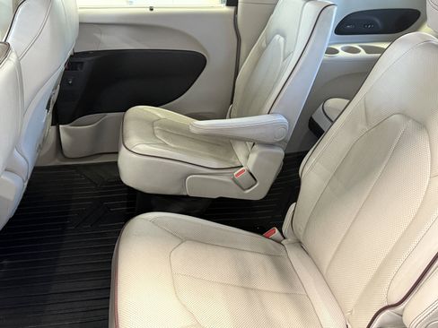 Used 2020 Chrysler Pacifica Limited FWD image 26