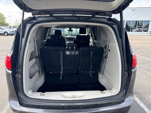 Used 2017 Chrysler Pacifica Touring-L Plus FWD image 4