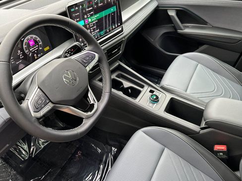 New 2026 Volkswagen Tiguan SE image 9