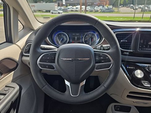 Used 2023 Chrysler Voyager LX FWD image 4