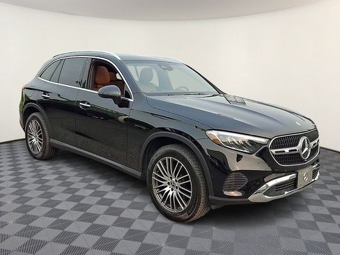 Used 2025 Mercedes-Benz GLC 300 4MATIC image 2