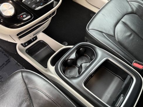 Used 2017 Chrysler Pacifica Limited w/ Tire & Wheel Group image 51