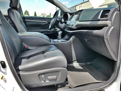 Used 2018 Toyota Highlander SE w/ Carpet Mat Package (TMS) AWD/4WD image 12