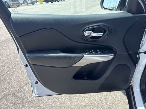 Used 2019 Jeep Cherokee Limited AWD/4WD image 15
