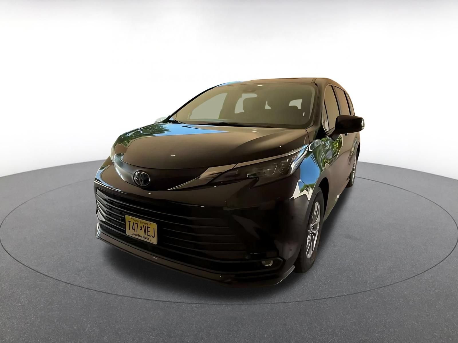 Used 2025 Toyota Sienna XLE FWD image 4