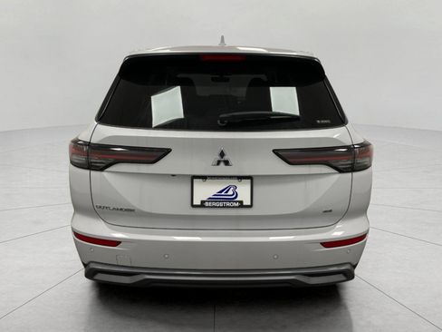 New 2026 Mitsubishi Outlander SE image 4