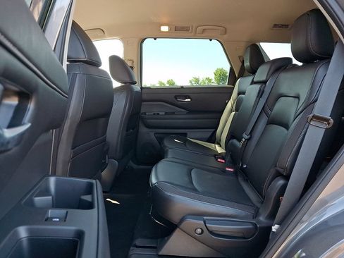 Certified 2023 Nissan Pathfinder SL w/ Black Appearance Package AWD/4WD image 11