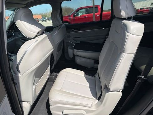 Used 2023 Jeep Grand Cherokee L Overland w/ Luxury Tech Group IV AWD/4WD image 8
