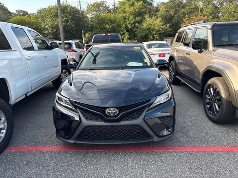 Used 2018 Toyota Camry SE FWD image 2