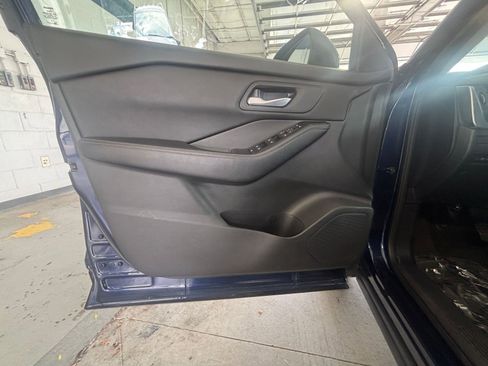 Used 2025 Nissan Rogue SV AWD/4WD image 18