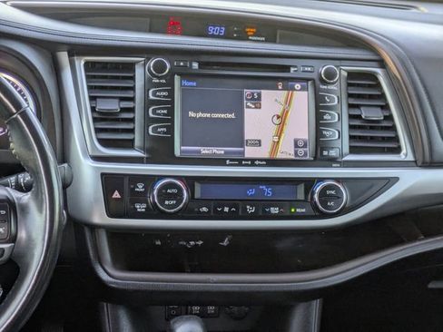 Used 2018 Toyota Highlander XLE image 15