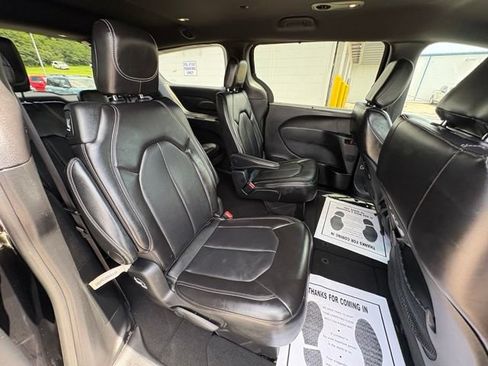 Used 2025 Chrysler Pacifica Select FWD image 30